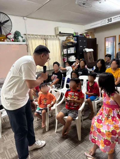 A Bednbody team member speaking to children at a community event